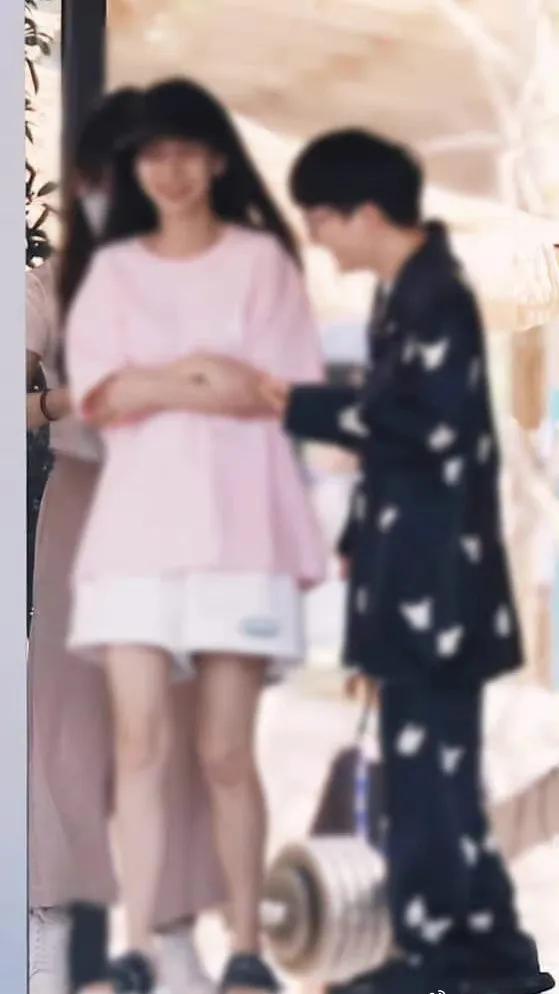 综艺《奔跑吧》直播截图中的baby小姐姐和新疆路透哦