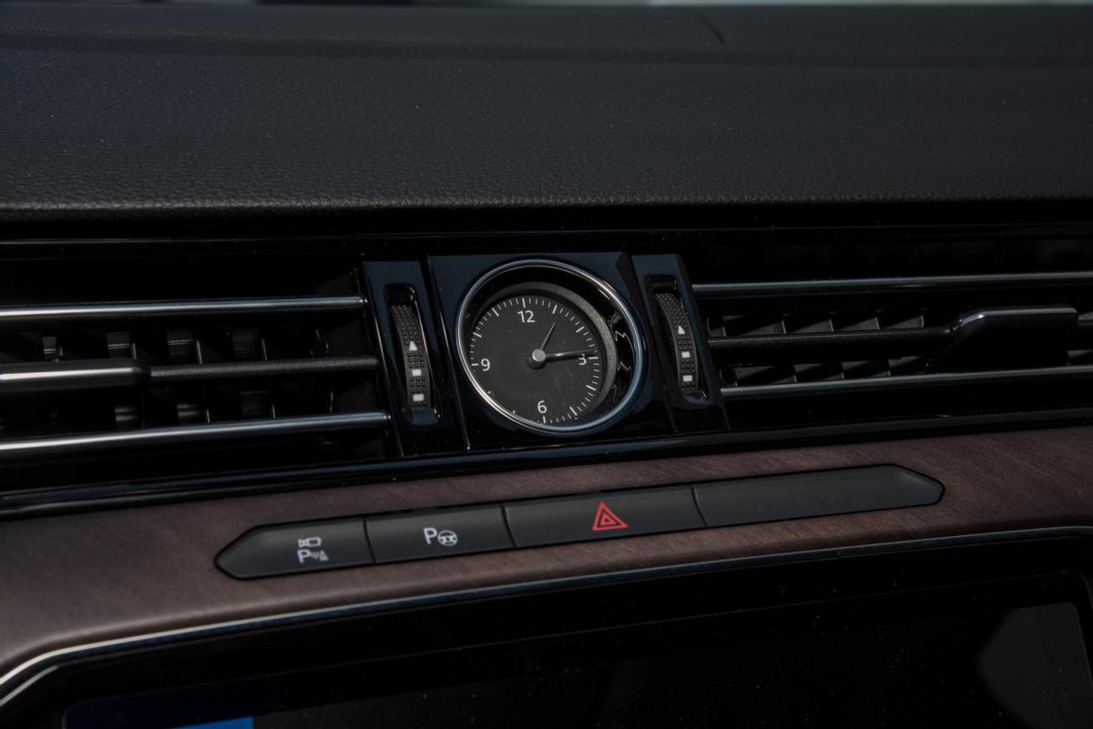 轴距2871mm，外观沉稳大气，内饰精致有内涵，试驾大众迈腾