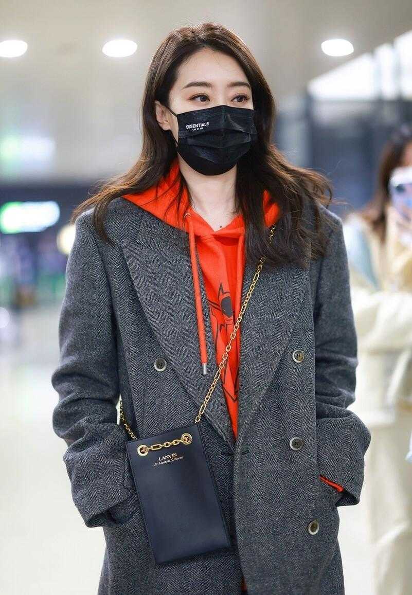 穿灰色大衣配红卫衣好高级(穿灰色大衣配红卫衣好高级图片)
