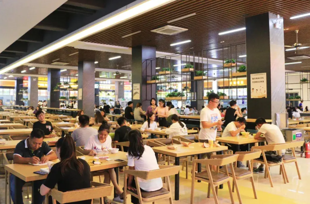 大学“阴间食堂”惨遭吐槽，学生像在殡仪馆吃饭，不由得后背发凉