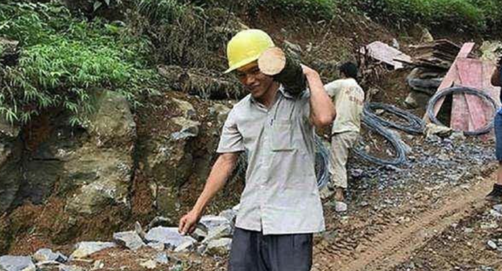 广西90后夫妻，隐居深山生10个娃，男主人：感谢政府帮助，很满足