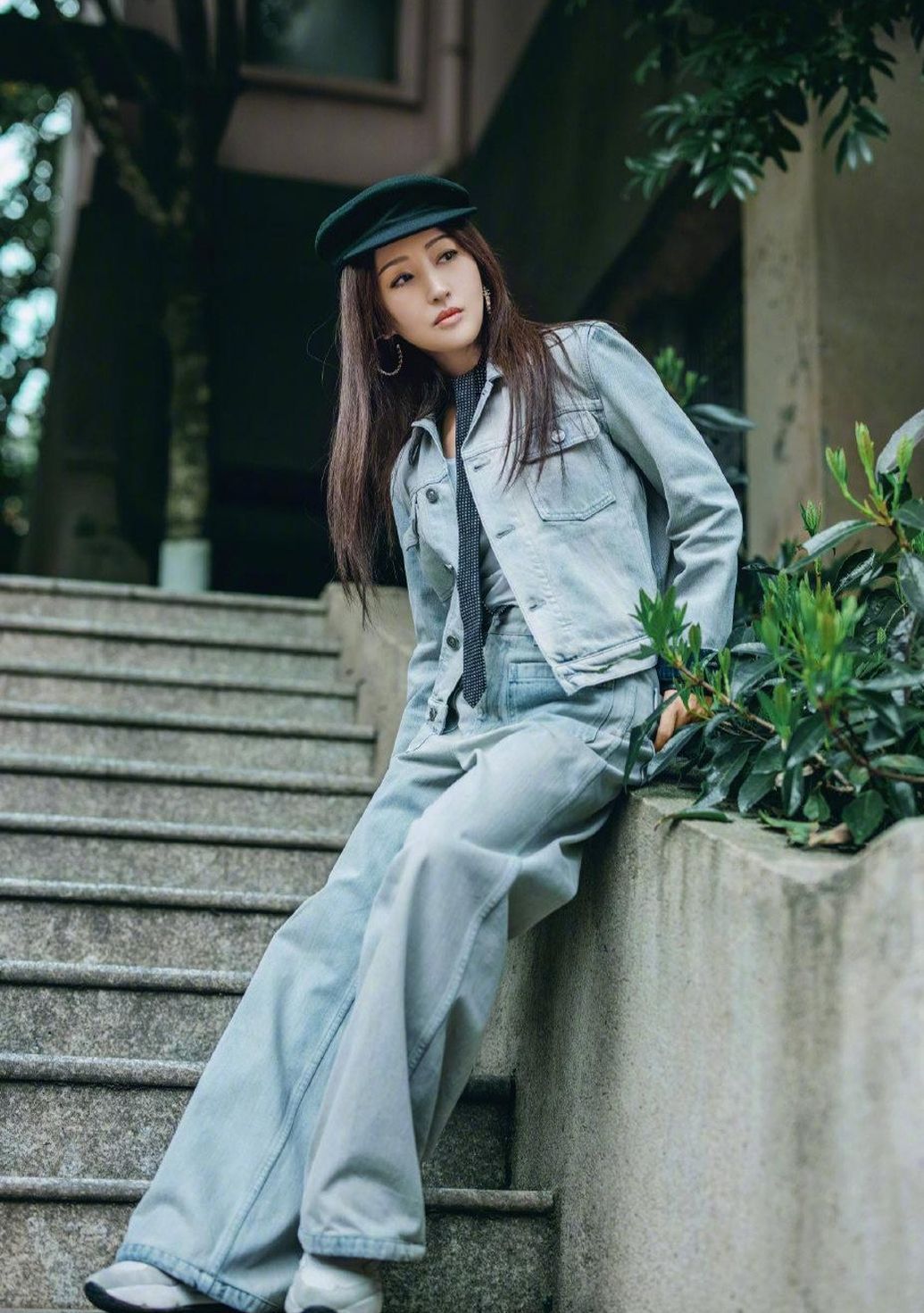 为什么开春劝你穿牛仔外套？看完40岁女性的搭配就知道，太时髦