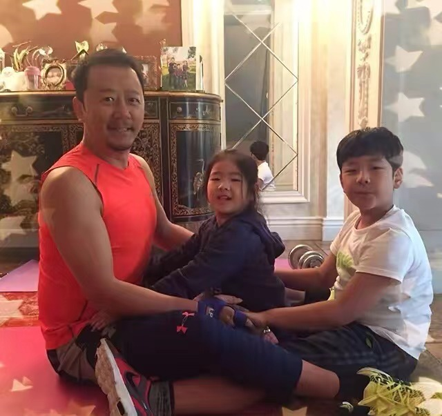 郭涛携儿女豪宅内庆新年！石头高大壮实超过爸，一家三口如复制