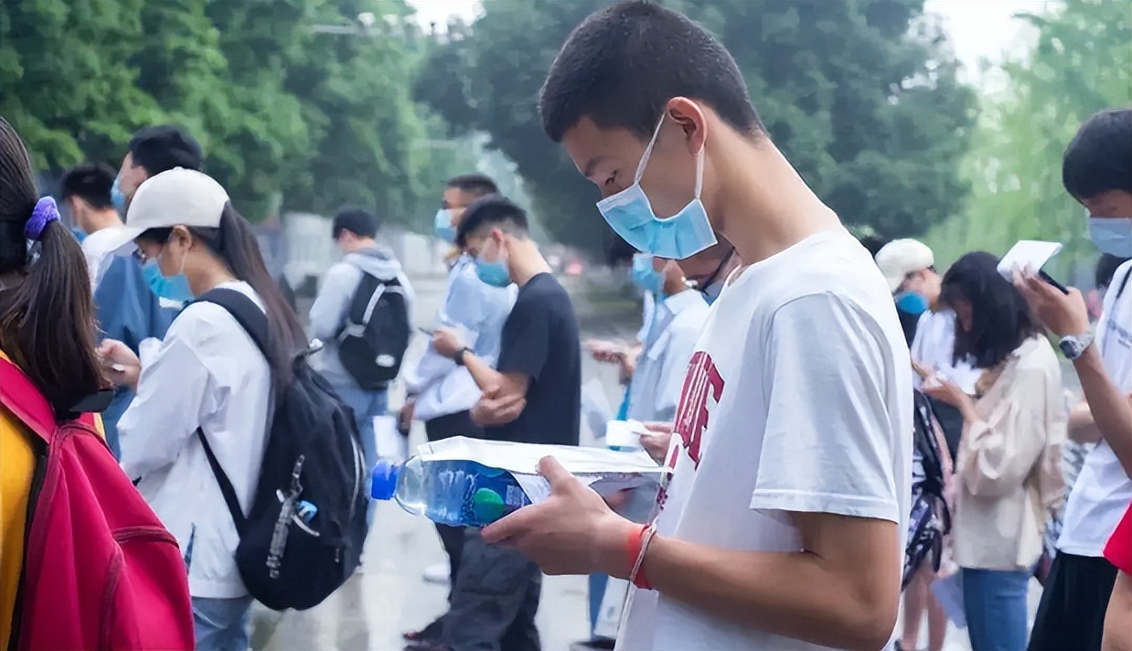 学生一心想走单招，网友好心劝阻反被回怼，单招和高考哪个更好？