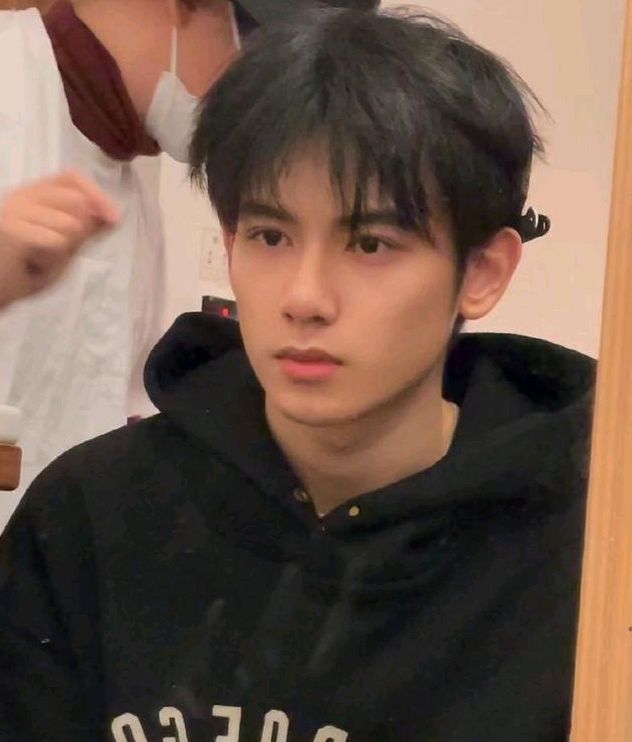 00后童星长大面临尴尬，有人资源逆天，有人高颜值无人捧，意难平