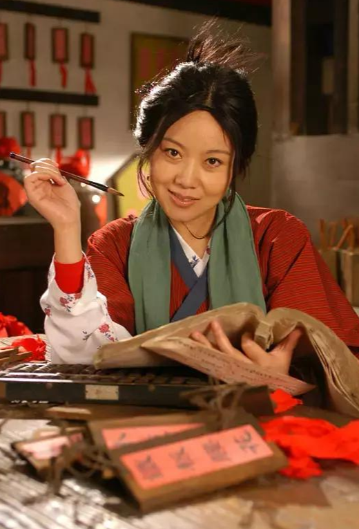 双眼皮如今变成颜值分水岭，有人靠它提升颜值，有人变身悲伤蛙