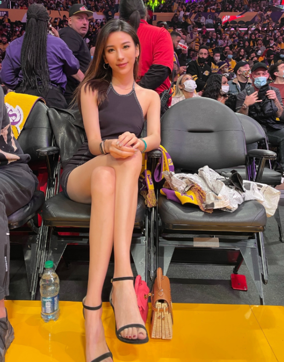 中国nba记者有哪些(爱了，爱了！中国NBA女记者意外走红，比湖人“女球迷”更有气质)