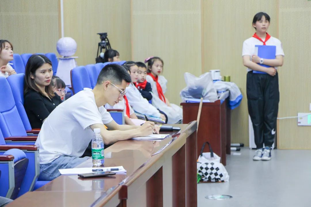 黄甲小学开展“人人参与科技节，我的科技节我做主”科技节活动