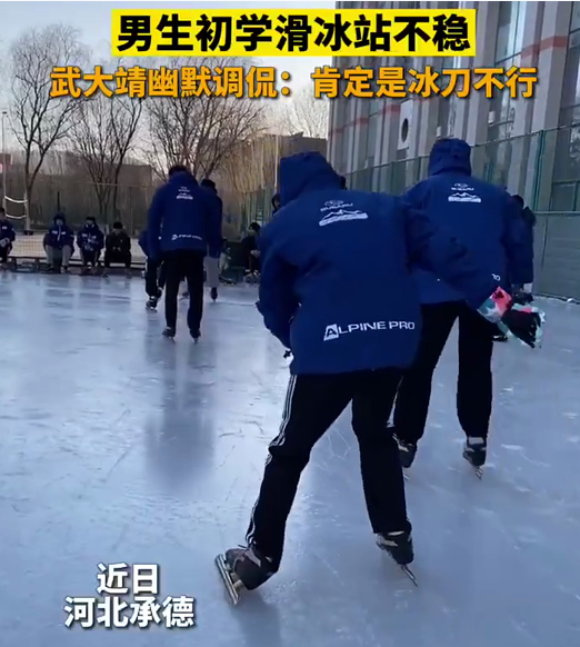 初学滑冰别怕跌倒，每一步都是迈向成功的印记！