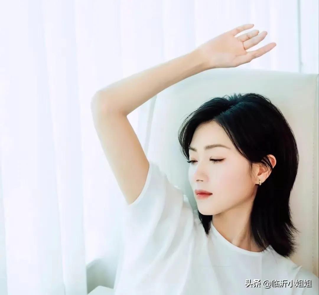 金晨少有的粉色西服套裙干练有型，杨幂彩虹针织毛衣温婉典雅