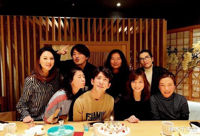 修杰楷掌镜为俩女儿拍照，呆萌波妞惹人爱，7岁咘咘是真漂亮