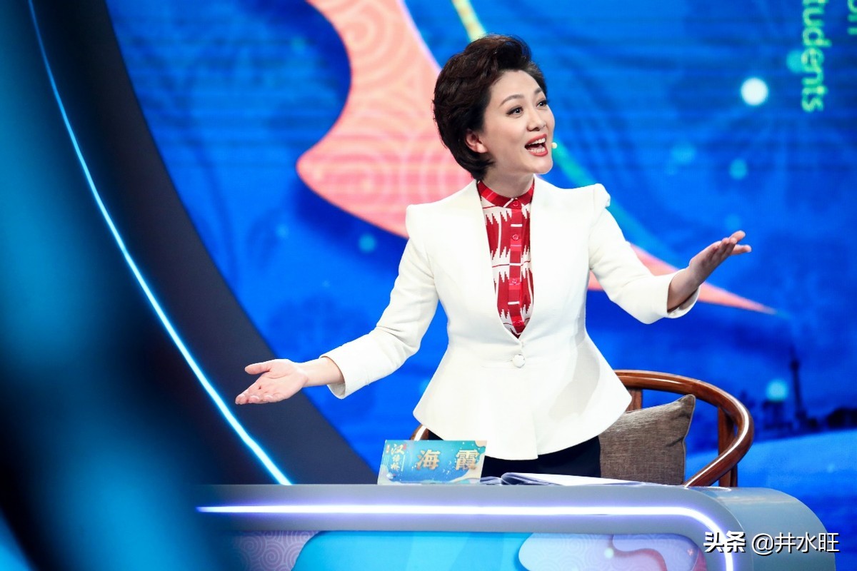 一身白衣的央视女主持，优雅显气质，别具高级感