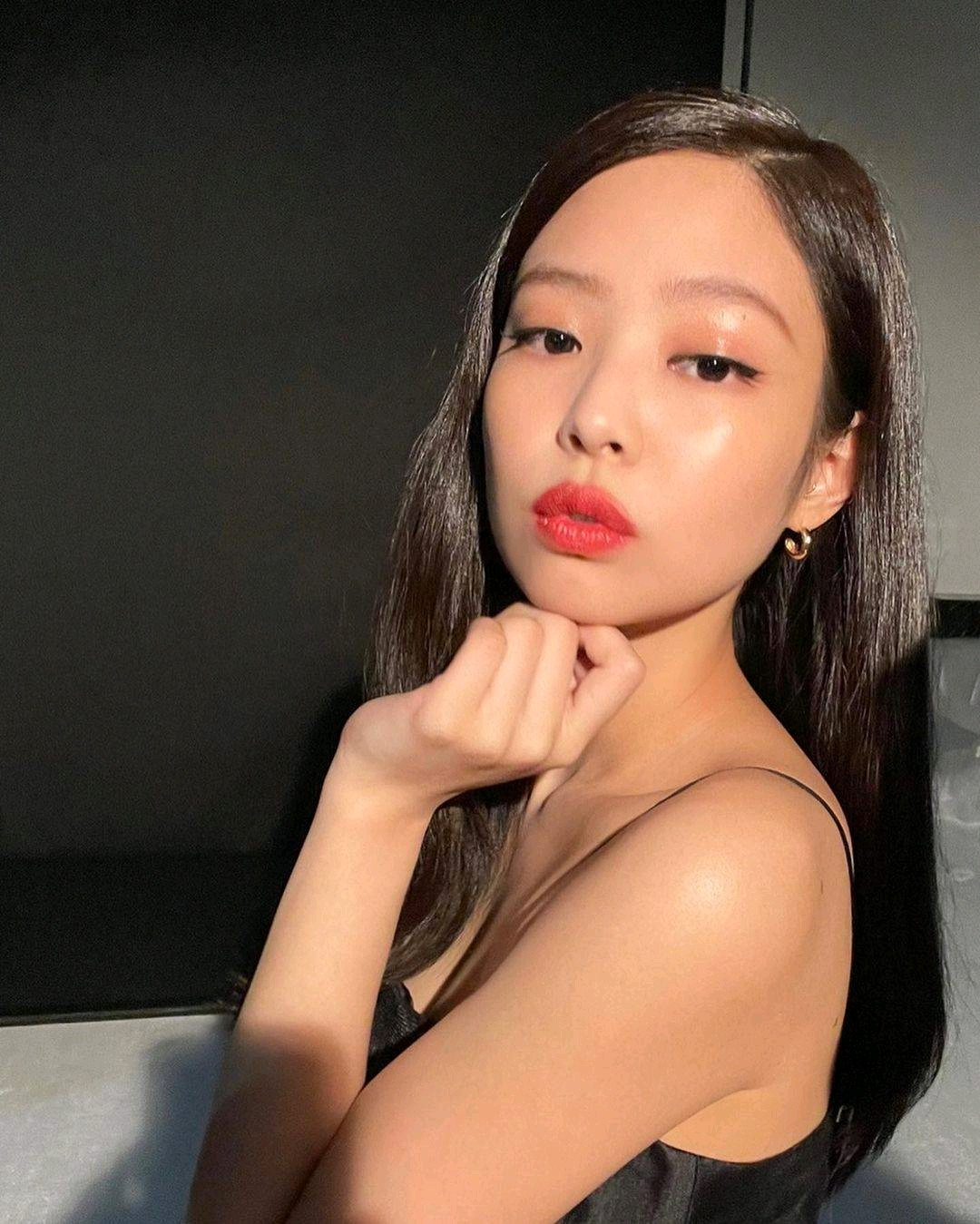 jennie穿上黑色连衣裙致命的上身展现出大胆的时尚