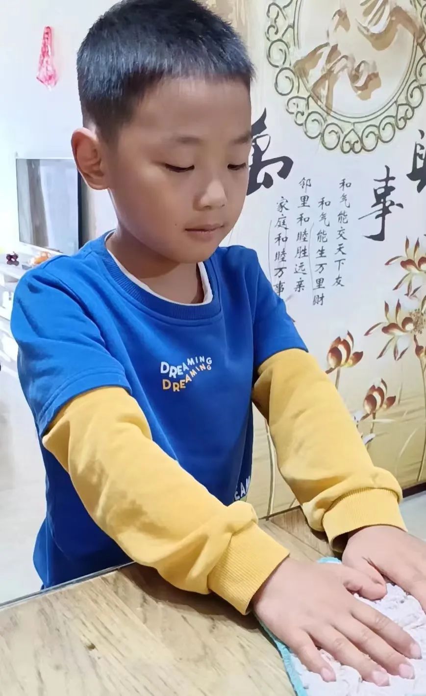 南湖小学一年级结合学生实际情况开展丰富多彩的劳动教育实践活动