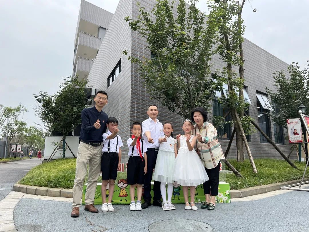 天府新区新中附小开展艺术节暨党队共建六一国际儿童节演讲比赛