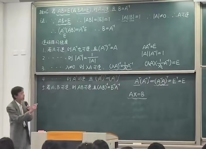 高校老师穿正装上课，举止宛如中世纪贵族公子，网友：太儒雅了