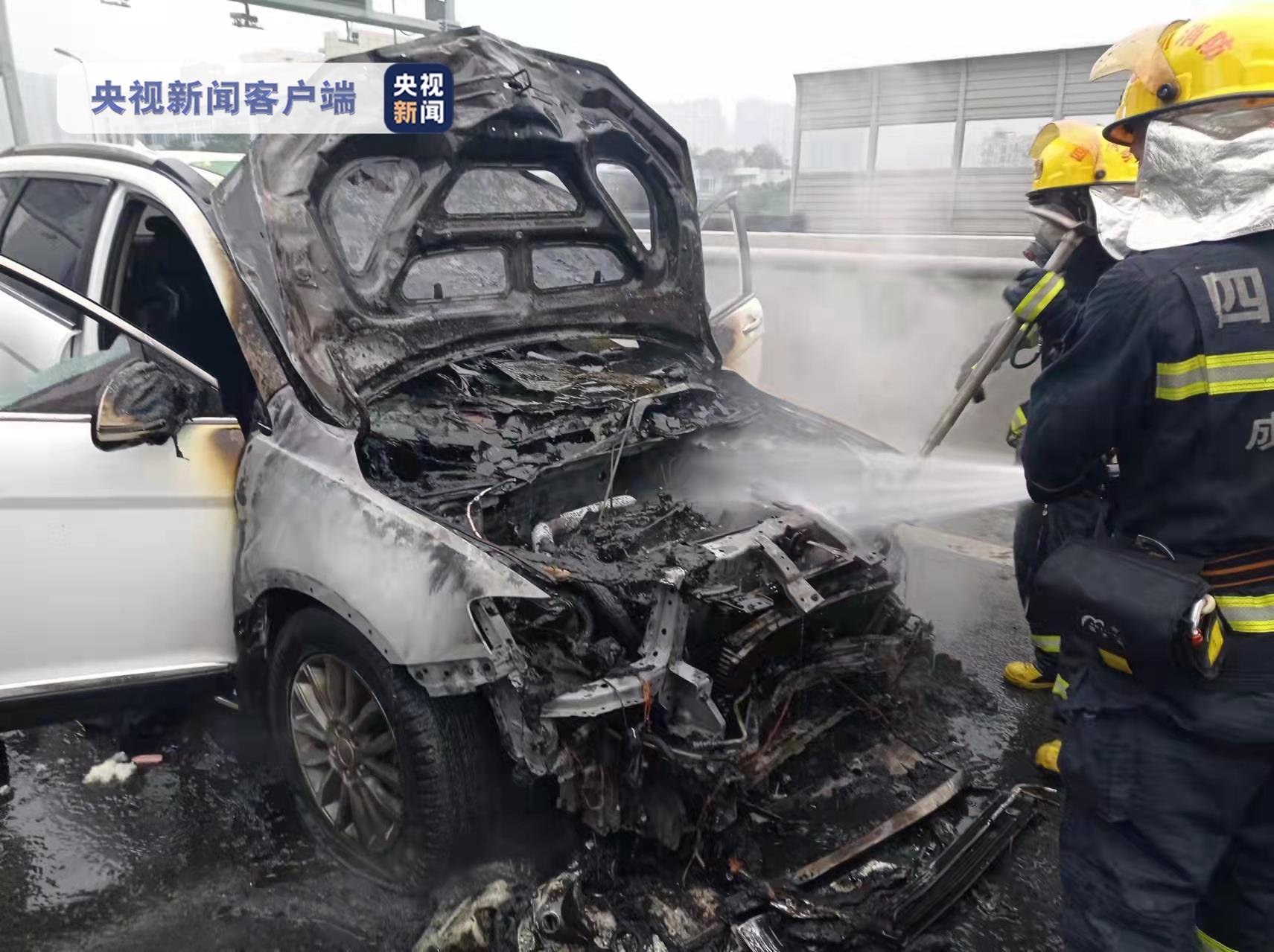 成都高架桥上一汽车起火爆炸，火势已被扑灭 无人员受伤