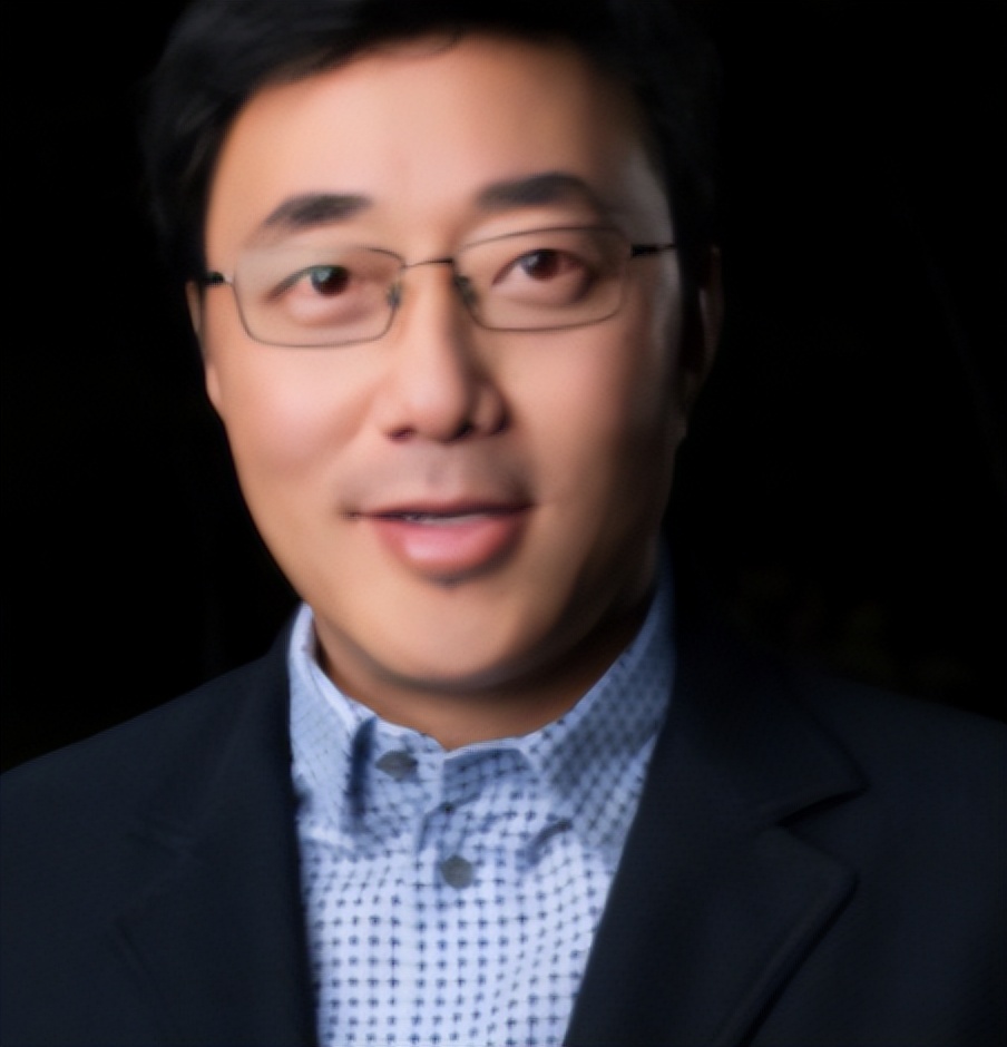 44岁谭晶回山西老家，在路边摊旁蹲坐吃臭豆腐，不戴口罩无人识