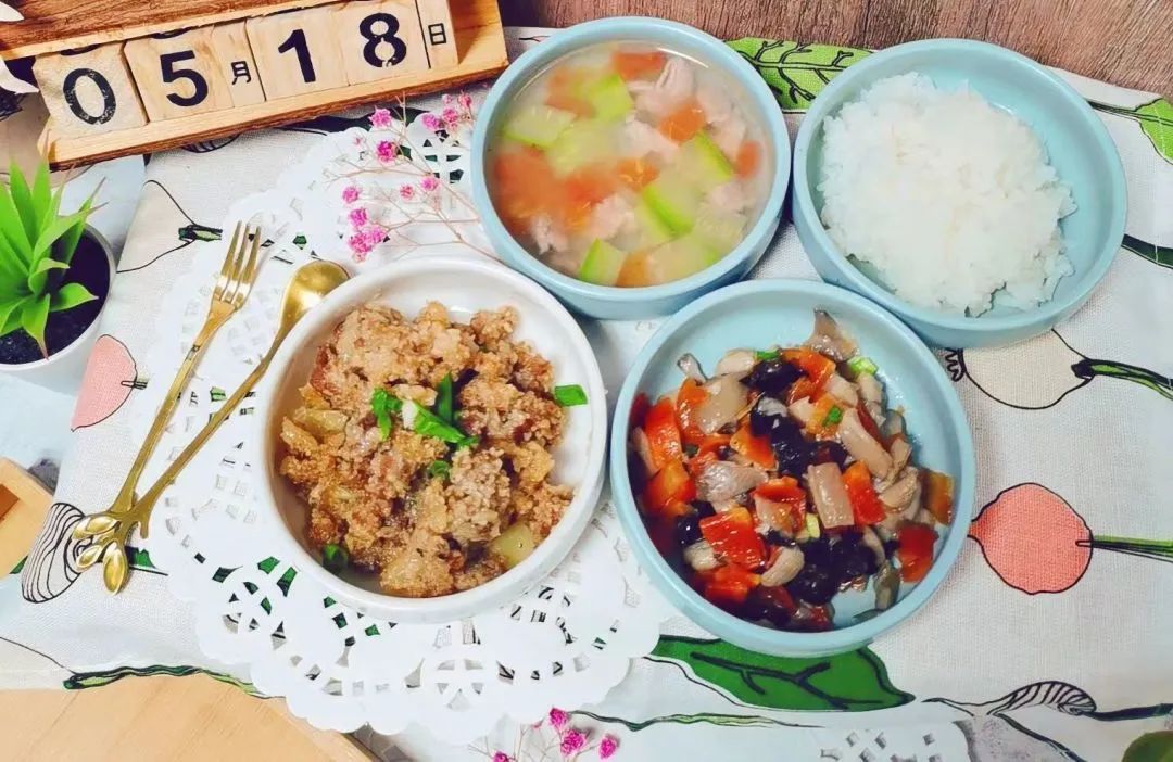 又是大龙虾、又是鲍鱼，被幼儿园的餐食馋哭了