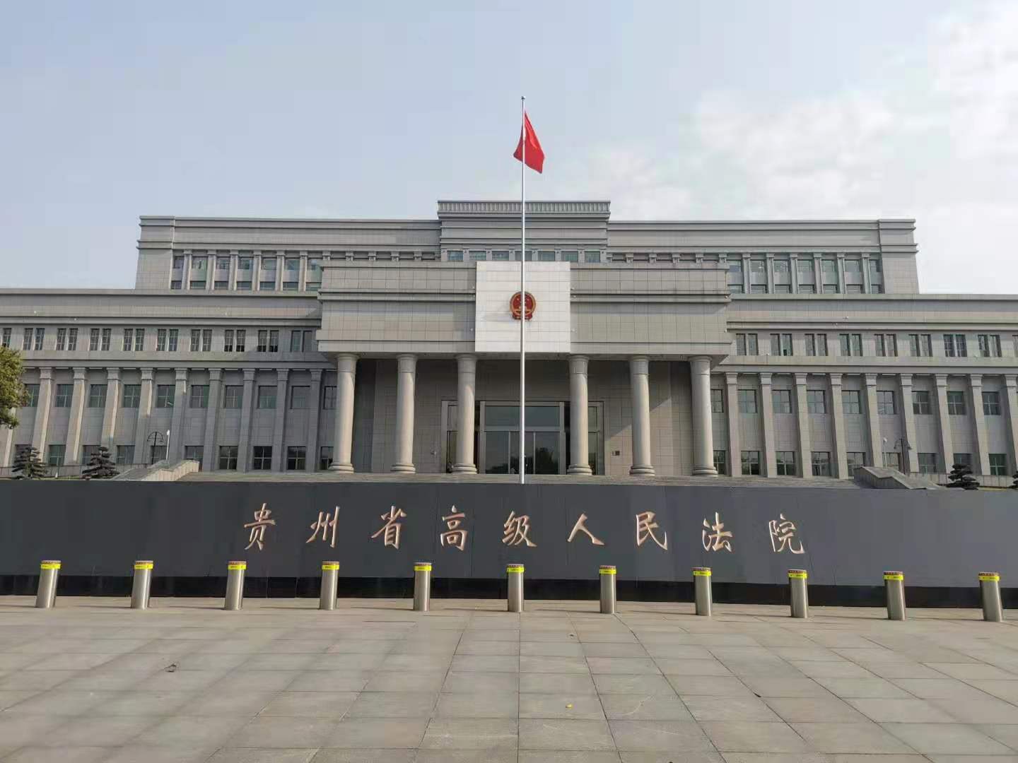 贵州一高校教师读博后违约离职，人走两年学校坚持发工资：不准走