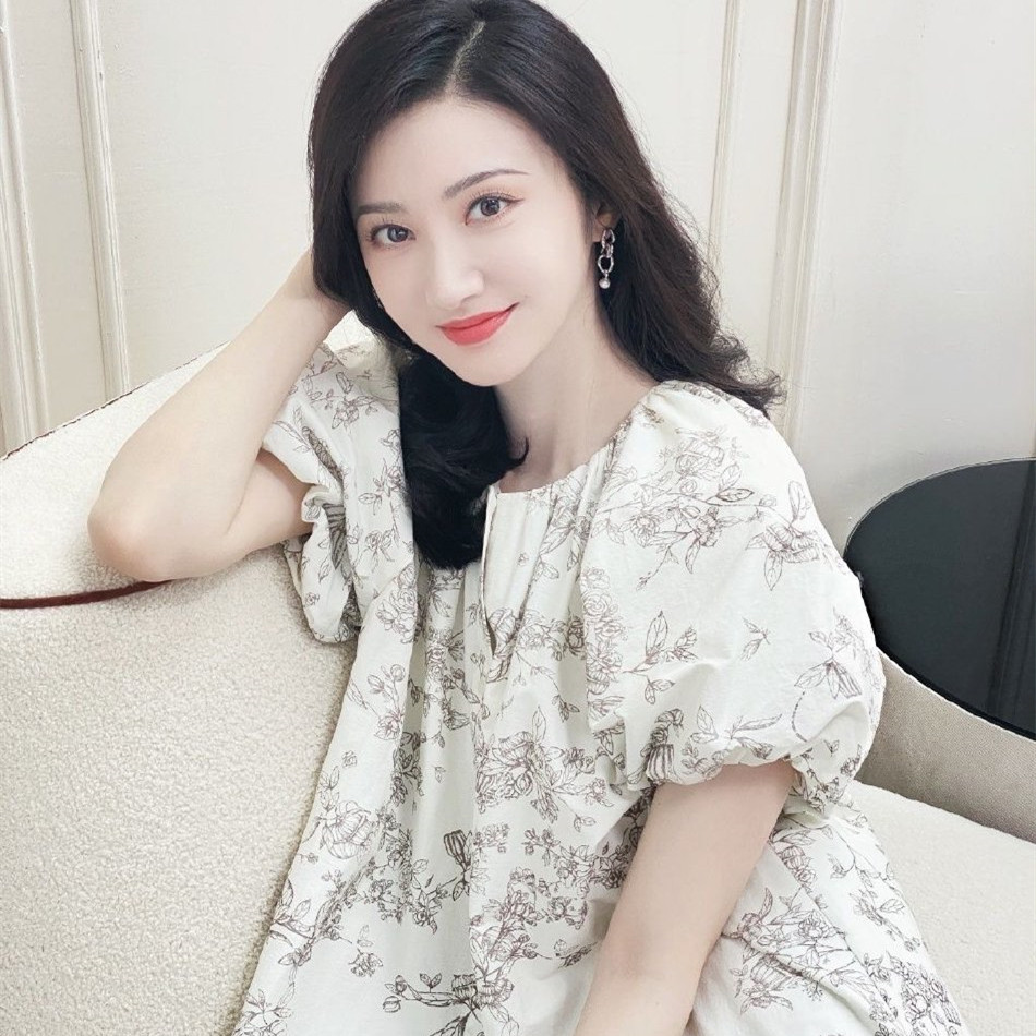 景甜夏日碎花裙随拍 化淡妆头发微卷笑容甜美可人 ​​​