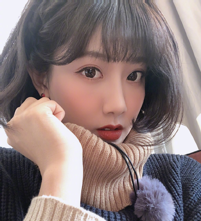 李艺彤清新甜蜜，灵动又亲切，明艳不可方物，尽显少女活力