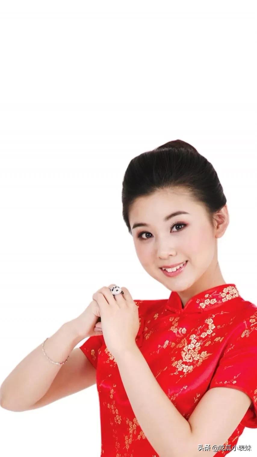 李小萌，圆圆的脸蛋，两眼有神，网友：太可爱了