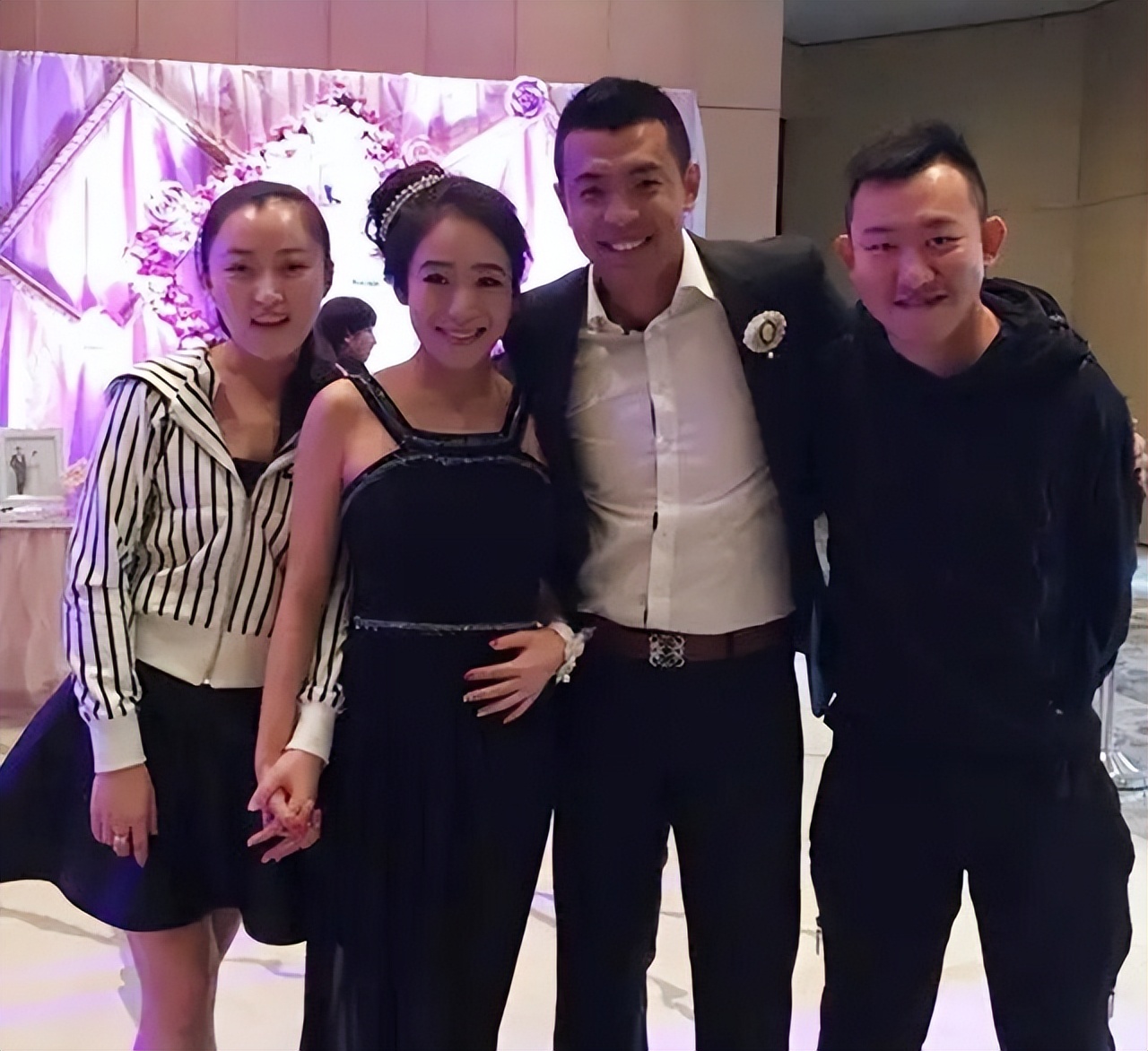 前国脚徐亮28岁落选国家队，退役后当网红，流泪哭诉“混得很差”