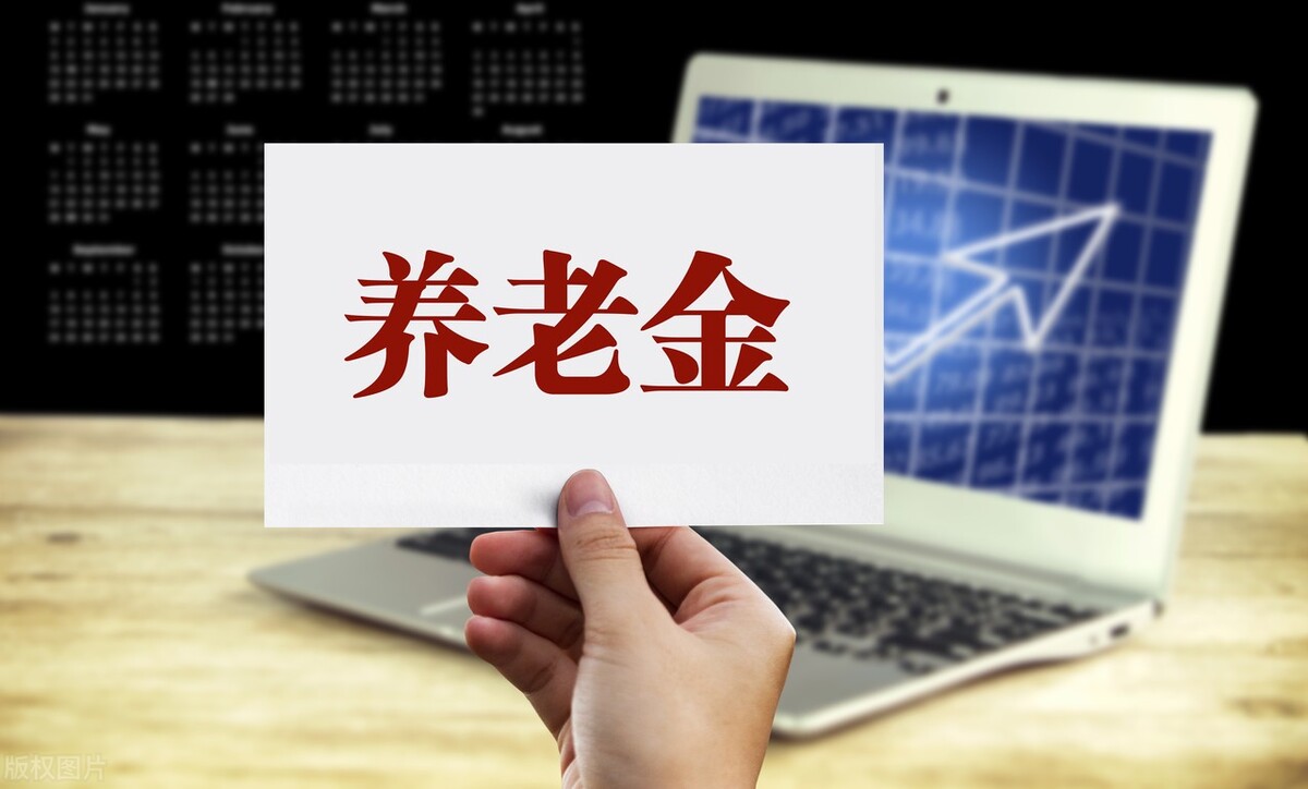 1962年出生，1979年入伍，账户余额24万，明年退休金大概多少？
