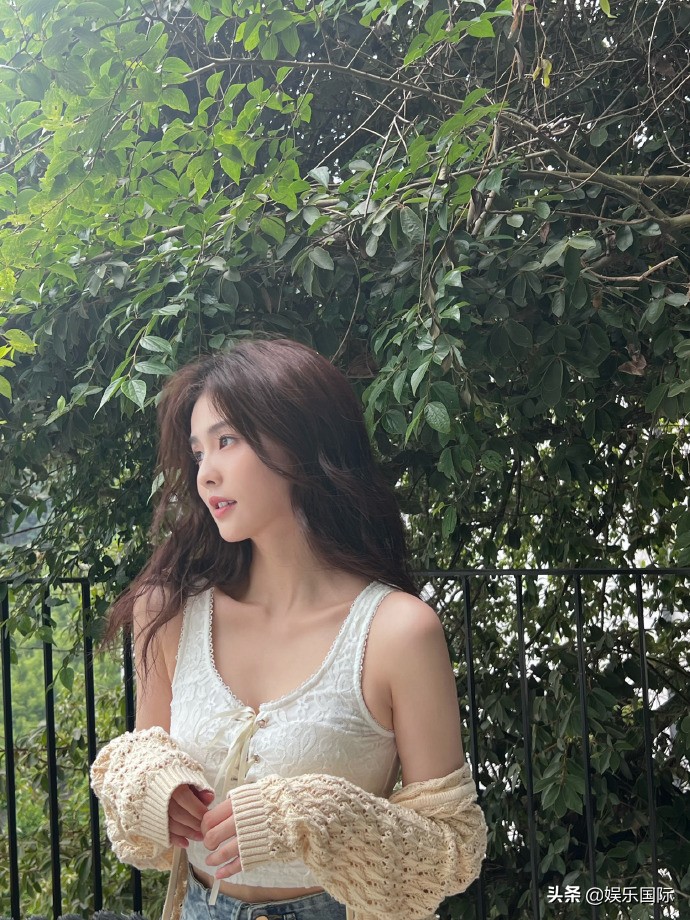 白鹿被助理扭脸好可爱 对镜搞怪摆拍关系好