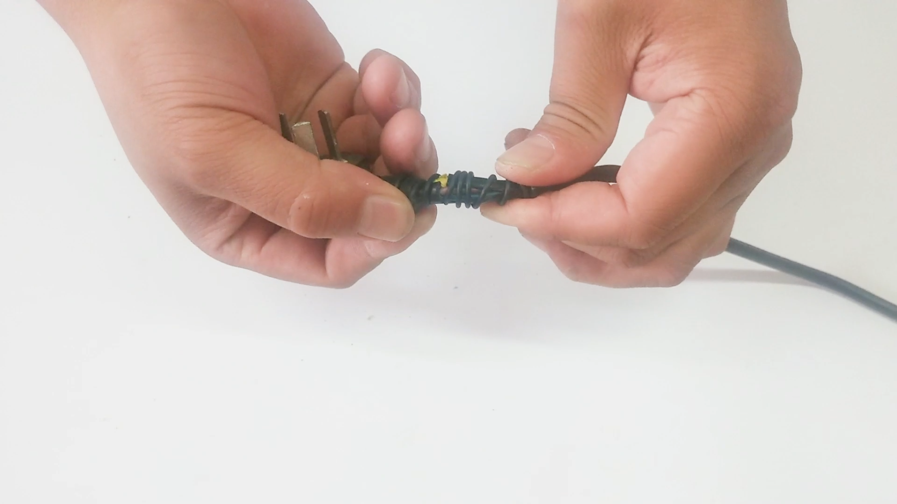 電線插頭根部斷了怎么辦？教你簡單修復一下，立馬就變得非常耐用
