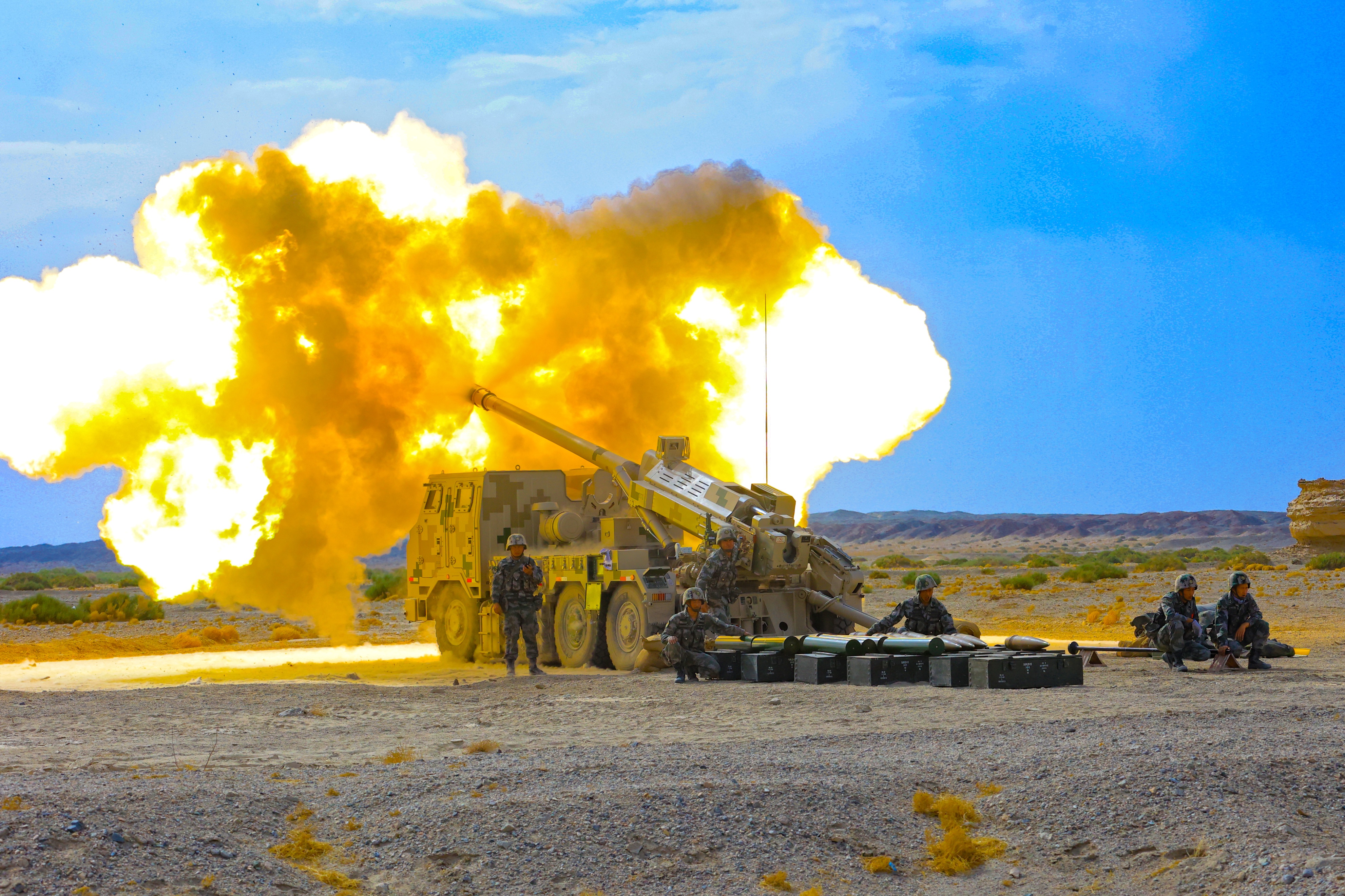 新型车载榴弹炮,火力全开