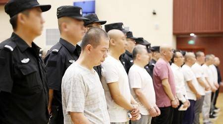 山西黑老大2次入狱7次减刑，坐牢像住星级酒店，出狱时豪车组队接