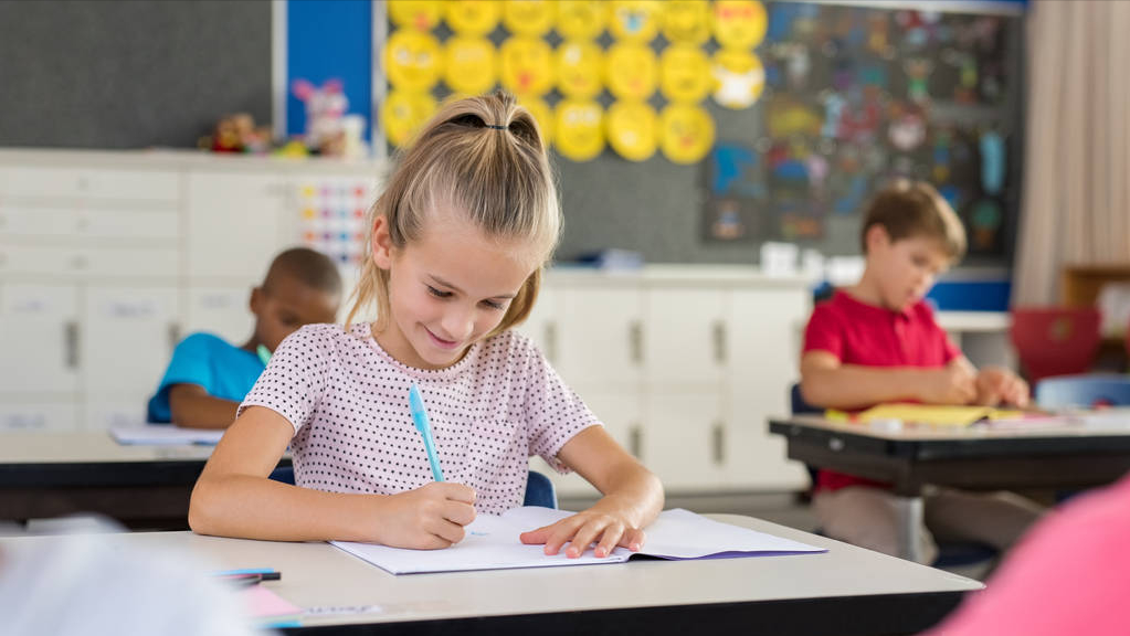 孩子四年级了，作文不会写，现在上着作文辅导班，效果不好？