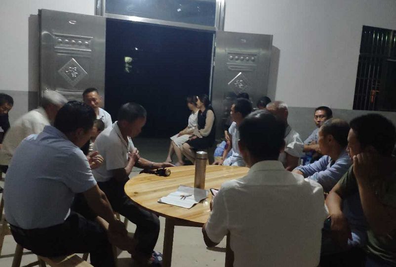 2005年,吉林山村尴尬事,村民深夜睡觉总尿床,老人:真丢人怎么见人