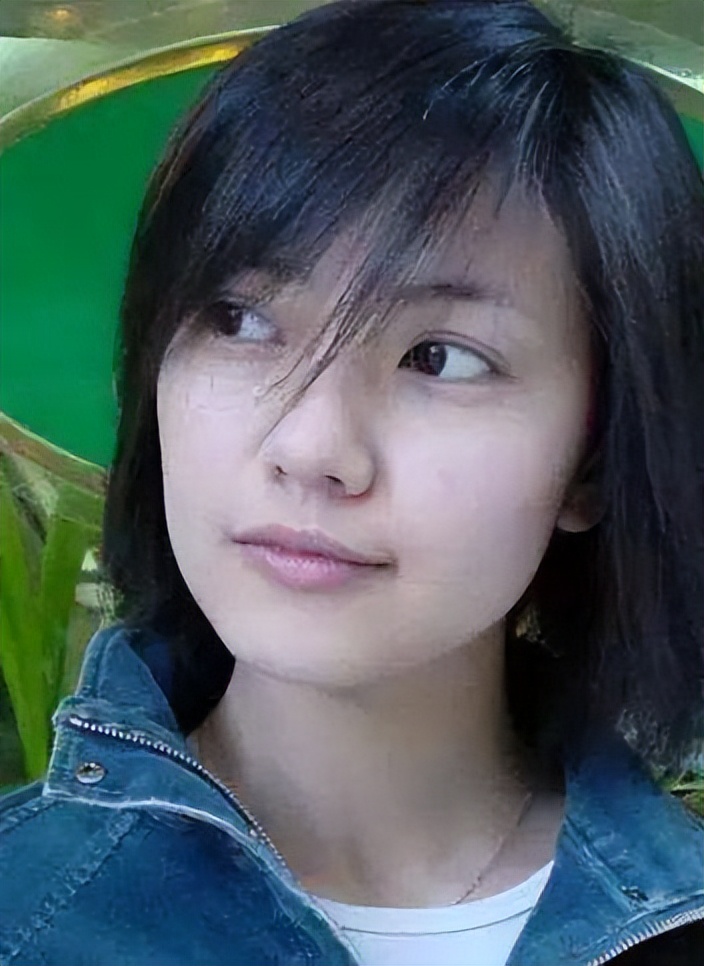 女明星十几岁的“少女之美”，干净清淡、浑然天成，我出不去了