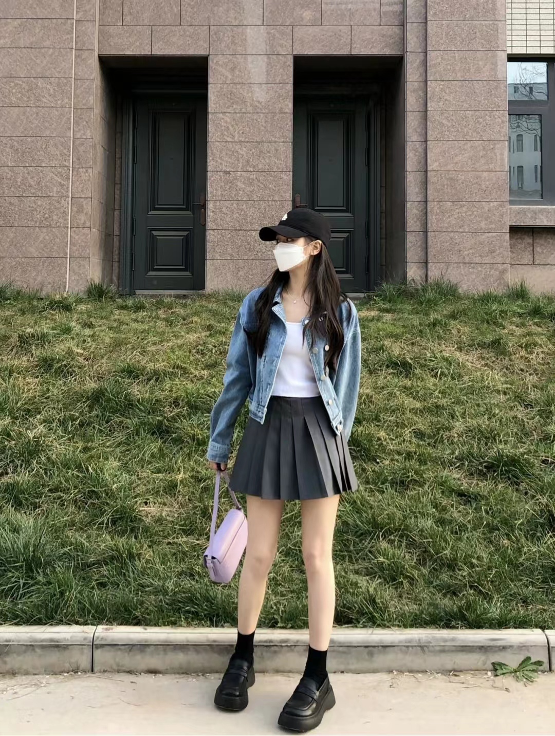 短款百褶裙搭配什么上衣和鞋子好看(短款百褶裙搭配什么上衣和鞋子好看图片)