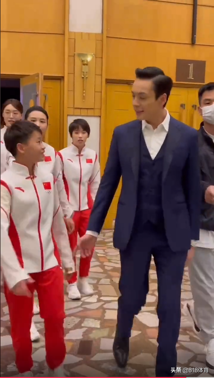 陈伟霆:全红婵是团宠大家很疼她,聊着聊着走错了方向被师姐叫回去