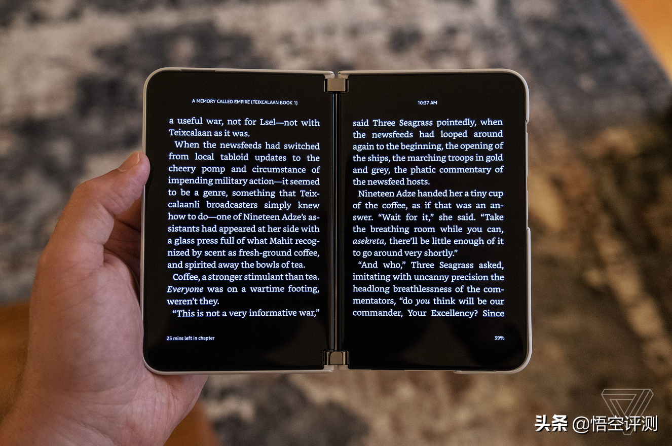 或许是未来手机的一个方向？微软Duo 2，分体式折叠屏