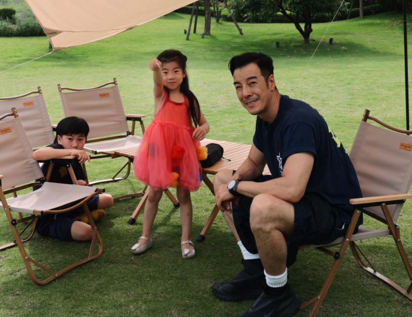 51岁海一天晒全家福，手臂粗壮全肌肉，娇妻衣着清凉身材出挑