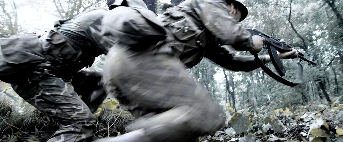 吴京硬汉枪战动作片《战狼》武器解析盘点