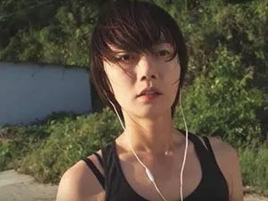 她曾得到王家卫的青睐，凭借“尺度片”一脱成名，如今42岁仍单身