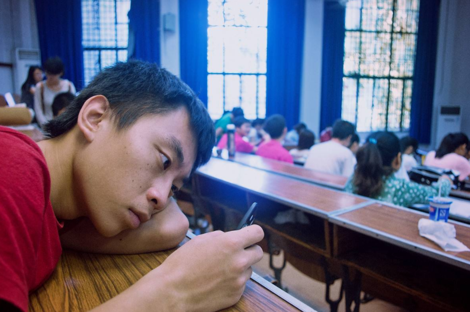 河南一女大学生手机摔坏，上课时表现反常，室友称其“灵魂出窍”