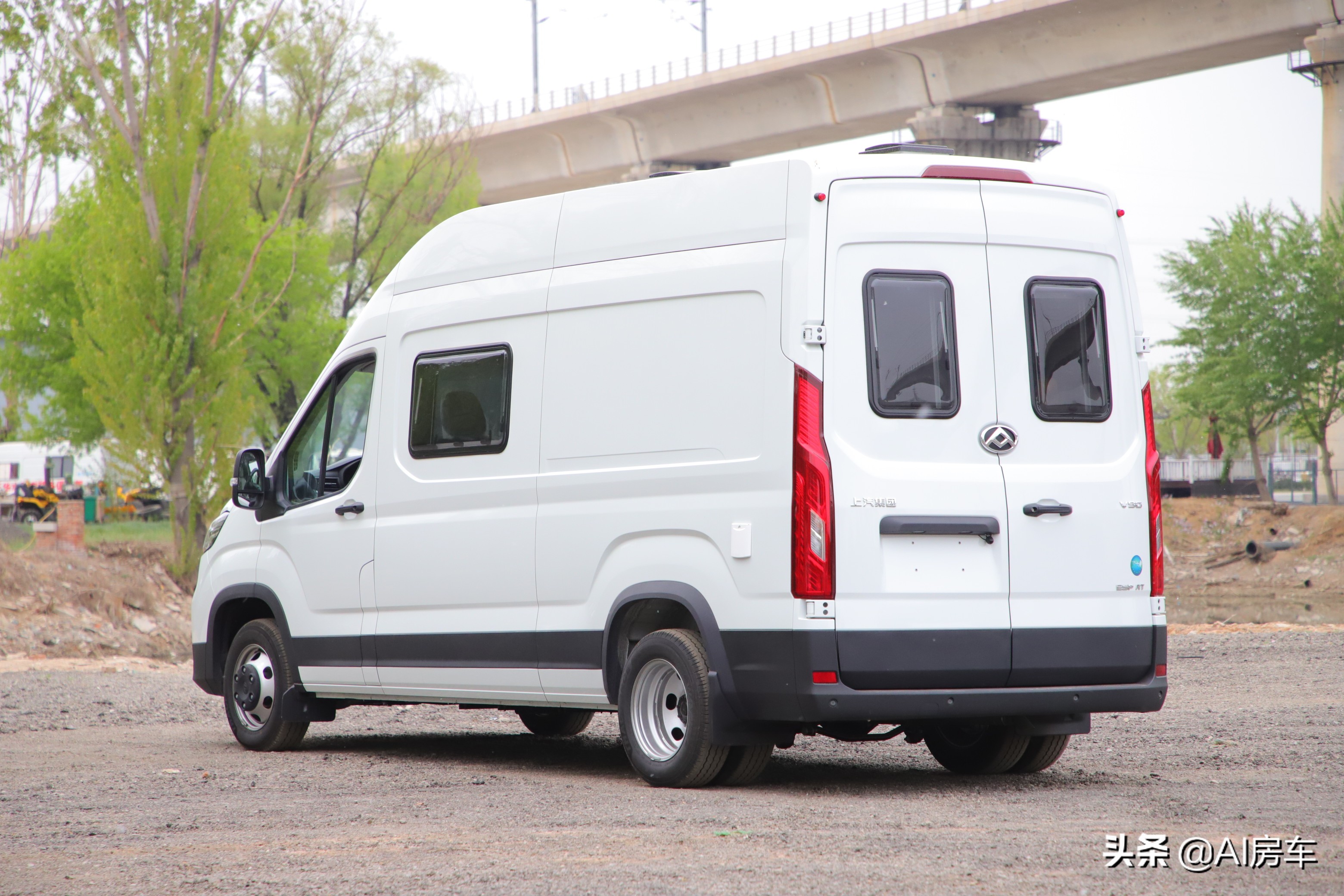 大通2.0t自动挡货车改房车,月薪7000也能玩!开着实用还能吃住