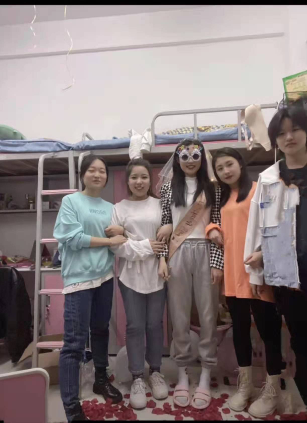 “我以为你们不跟我玩了”，女大学生寝室制造惊喜，结局亮了