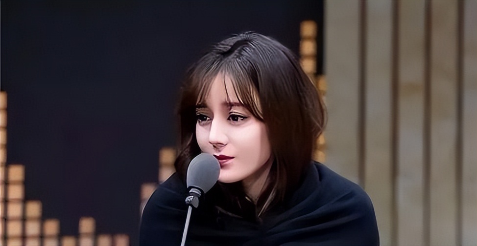 “金鹰女神”迪丽热巴:靠杨幂爆红,工作四年无休,沦为无戏可拍