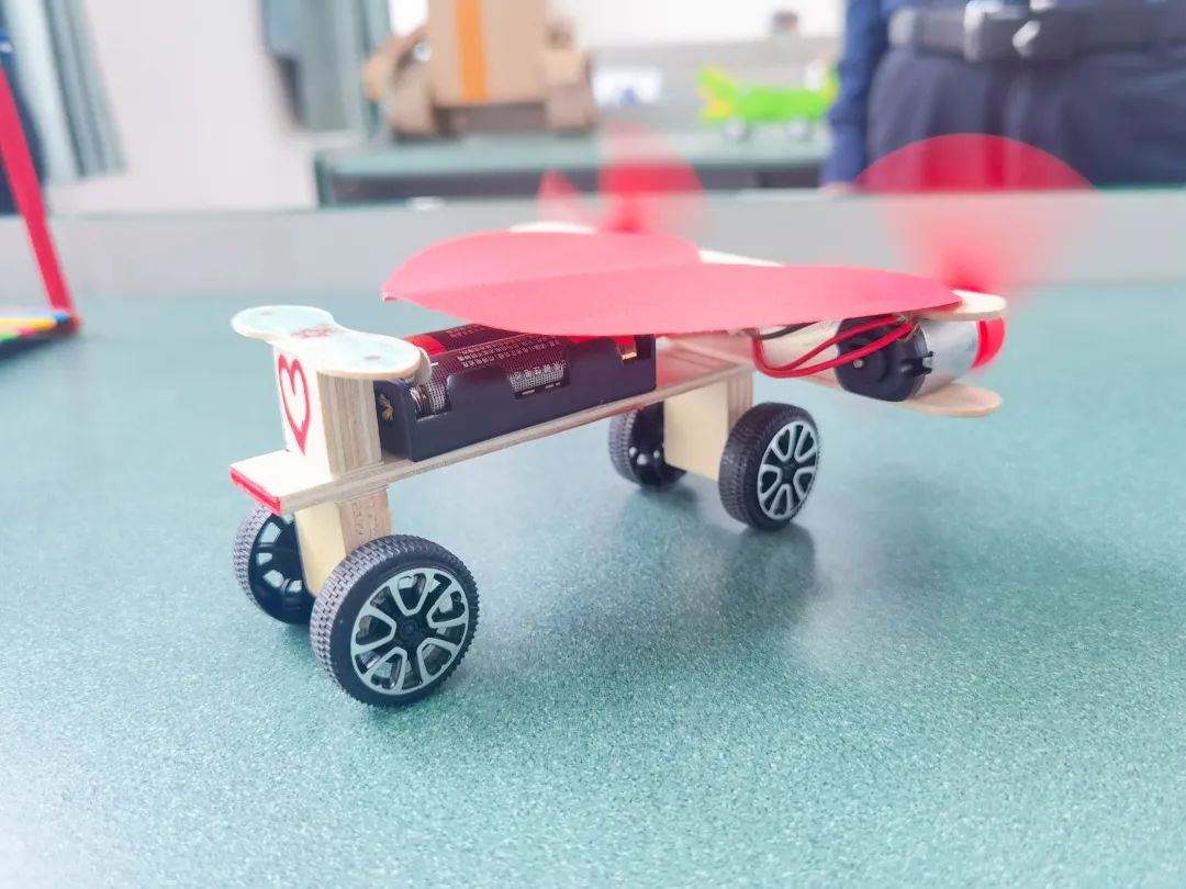 黄甲小学开展“人人参与科技节，我的科技节我做主”科技节活动