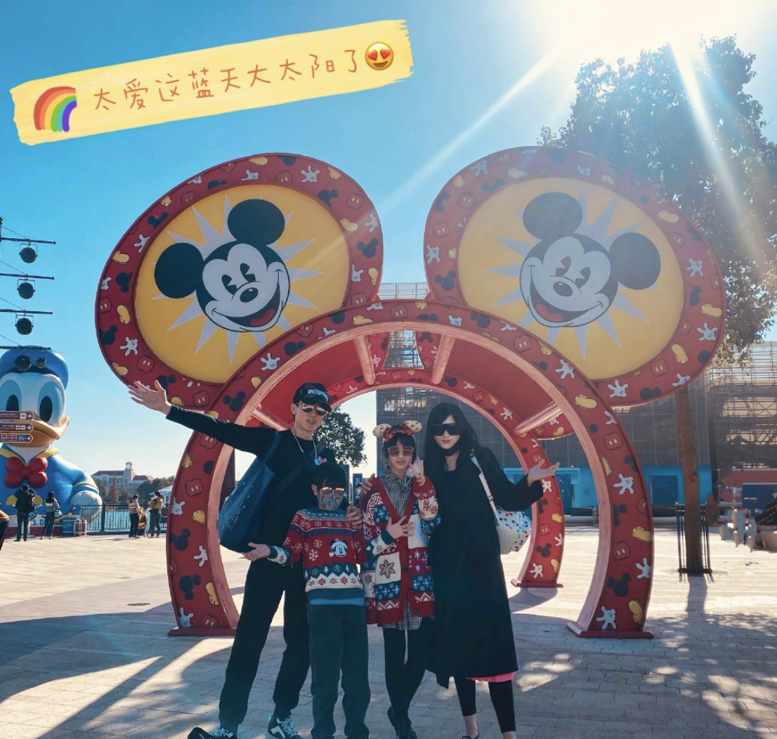 吴尊圣诞节打卡迪士尼，和妻子浪漫亲吻，NeiNei身高快赶上妈妈