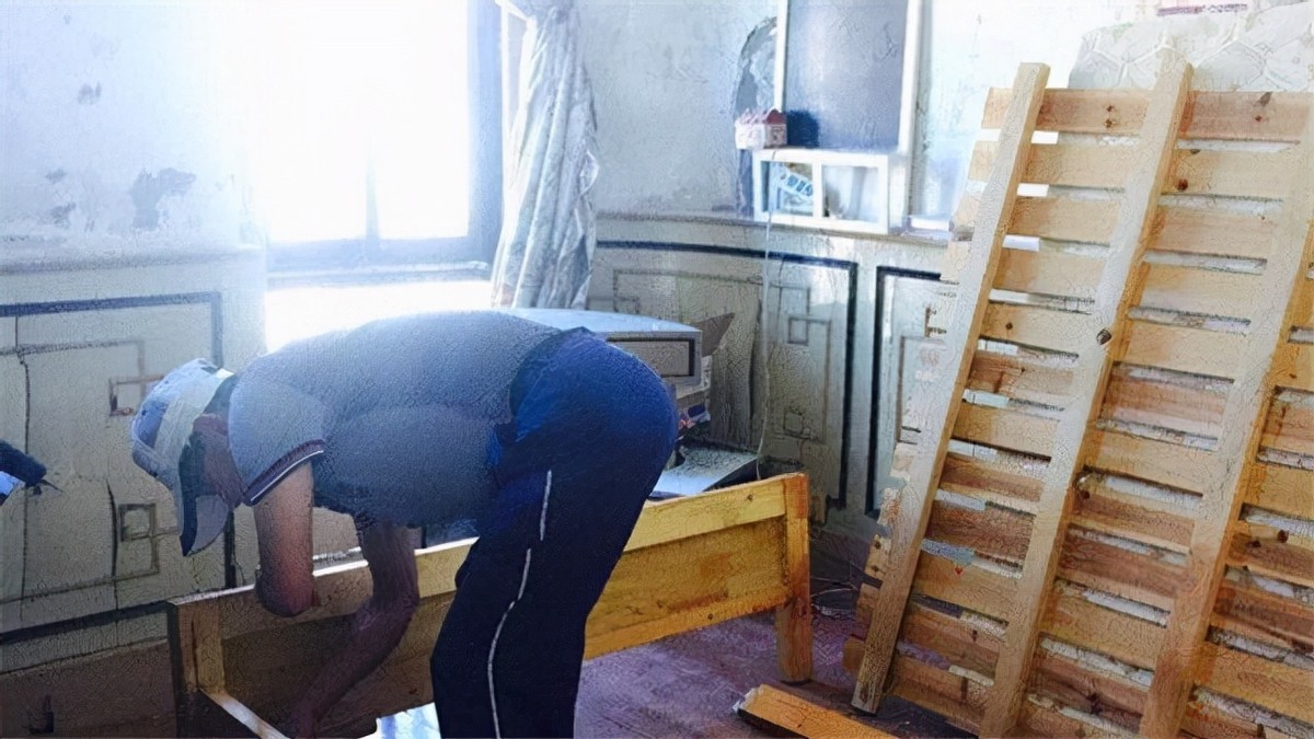 上海马路上的“豪宅”：要6套房加一块宅基地才肯拆，14年后搬走