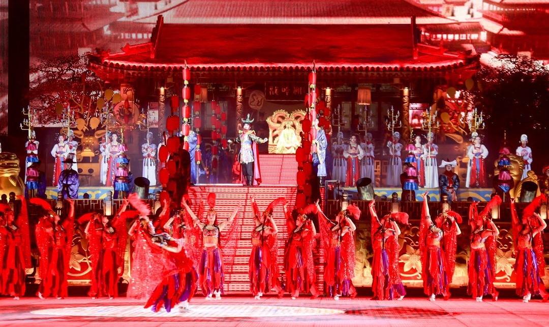 冰火《长恨歌》华清宫首演千余观众感受实景演艺火热浪漫
